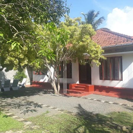 Circus Lagoon Hideaway Bed and Breakfast Dodanduwa Esterno foto