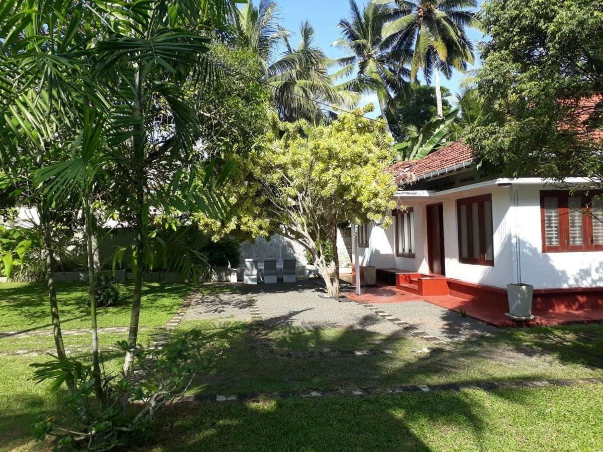 Circus Lagoon Hideaway Bed and Breakfast Dodanduwa Esterno foto