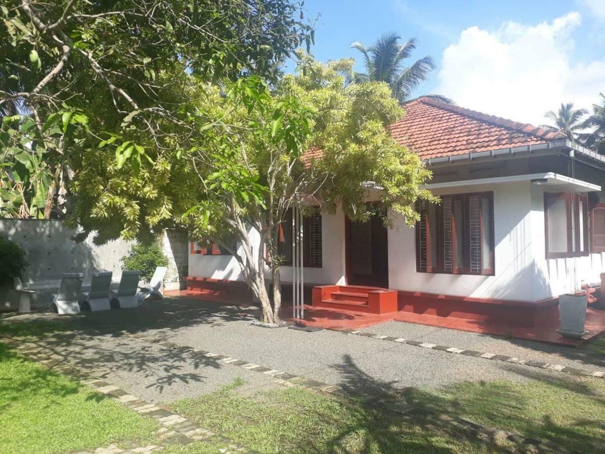 Circus Lagoon Hideaway Bed and Breakfast Dodanduwa Esterno foto