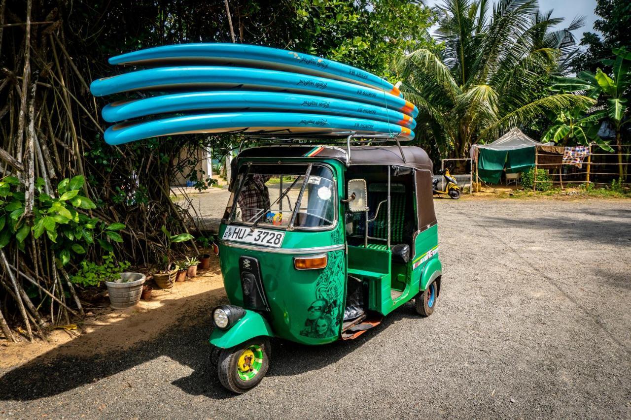 Circus Lagoon Hideaway Bed and Breakfast Dodanduwa Esterno foto