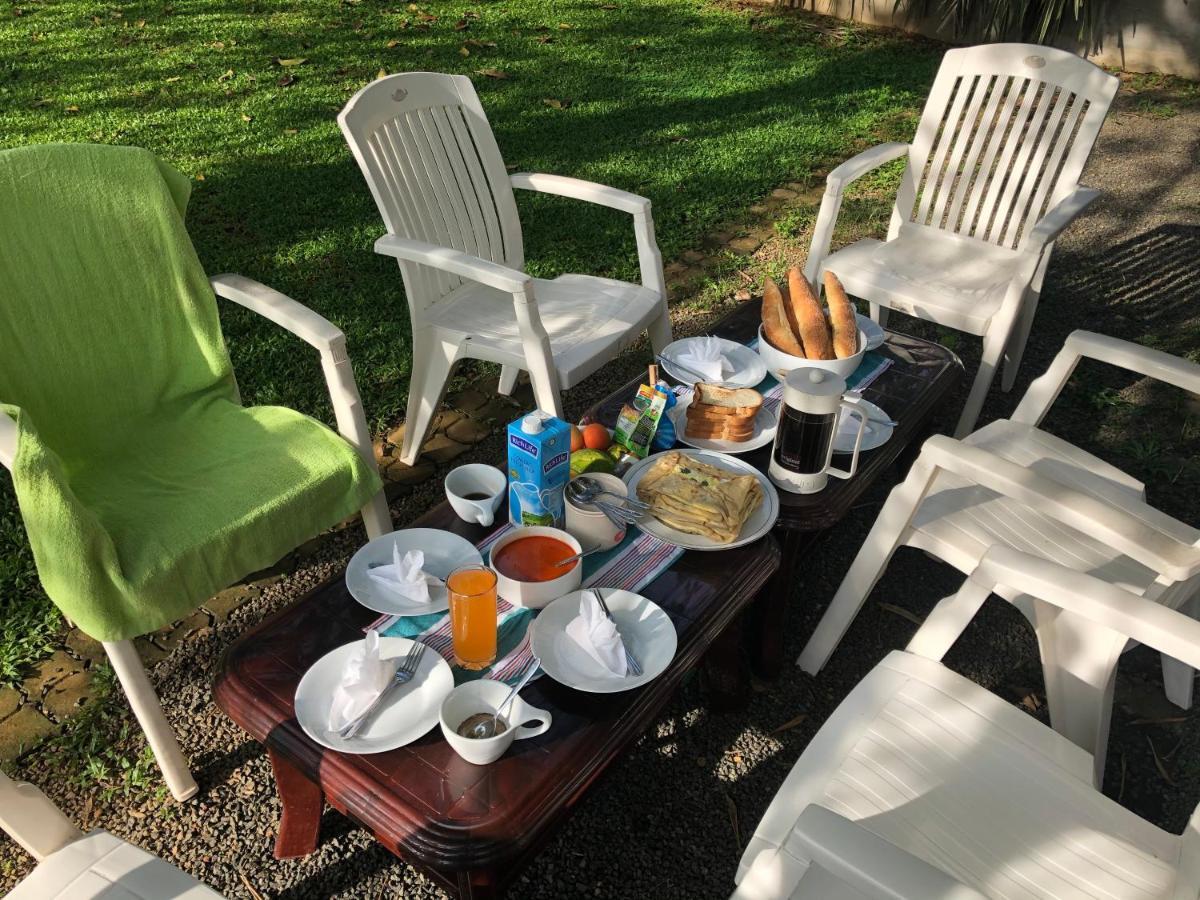 Circus Lagoon Hideaway Bed and Breakfast Dodanduwa Esterno foto