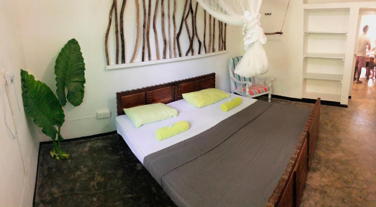 Circus Lagoon Hideaway Bed and Breakfast Dodanduwa Esterno foto