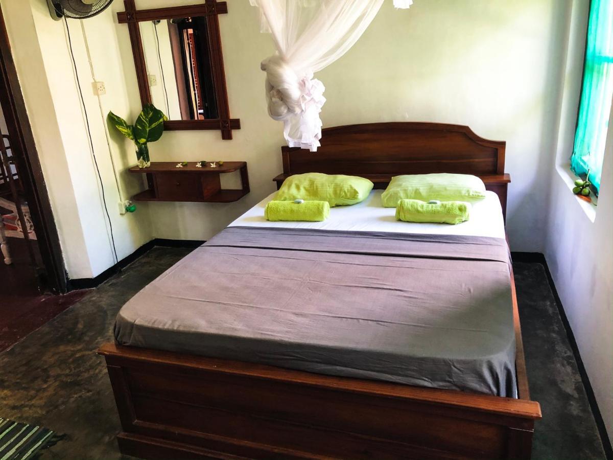 Circus Lagoon Hideaway Bed and Breakfast Dodanduwa Esterno foto