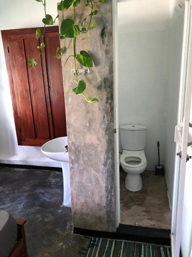 Circus Lagoon Hideaway Bed and Breakfast Dodanduwa Esterno foto