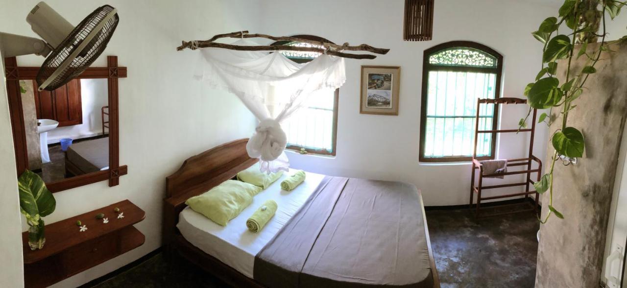 Circus Lagoon Hideaway Bed and Breakfast Dodanduwa Esterno foto