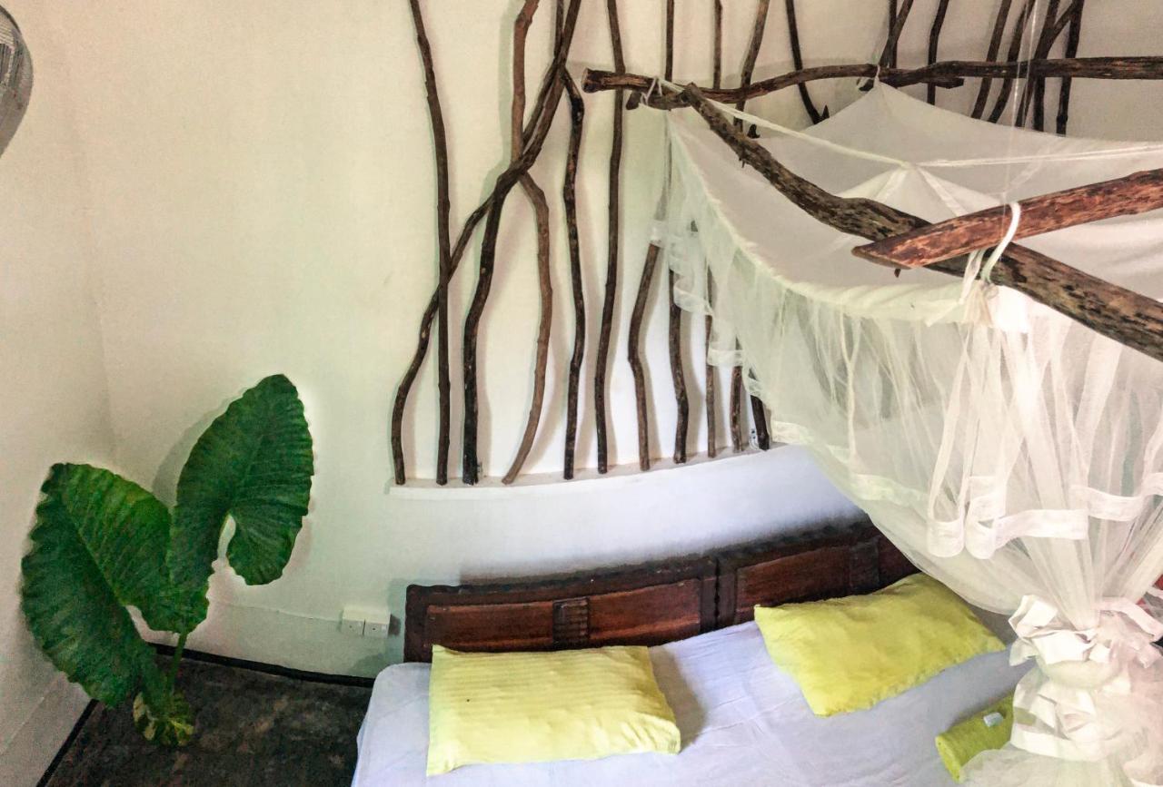 Circus Lagoon Hideaway Bed and Breakfast Dodanduwa Esterno foto