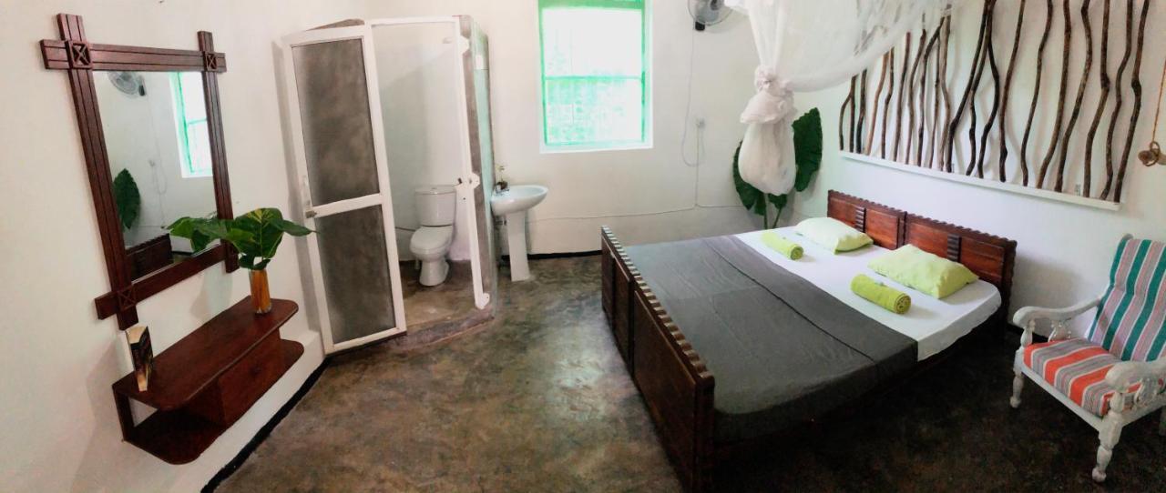 Circus Lagoon Hideaway Bed and Breakfast Dodanduwa Esterno foto