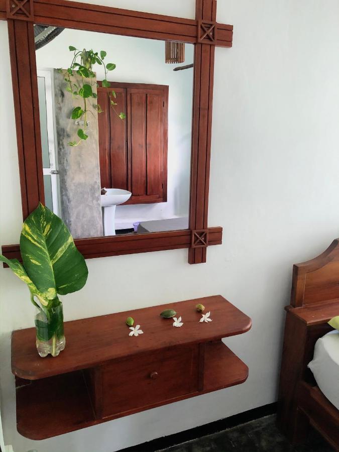 Circus Lagoon Hideaway Bed and Breakfast Dodanduwa Esterno foto