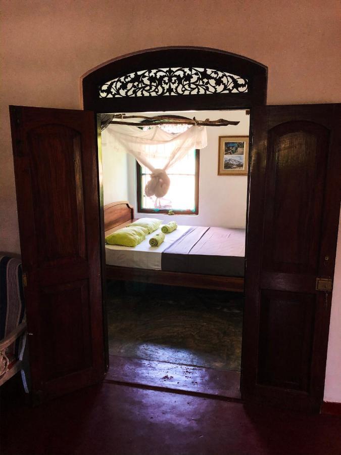 Circus Lagoon Hideaway Bed and Breakfast Dodanduwa Esterno foto