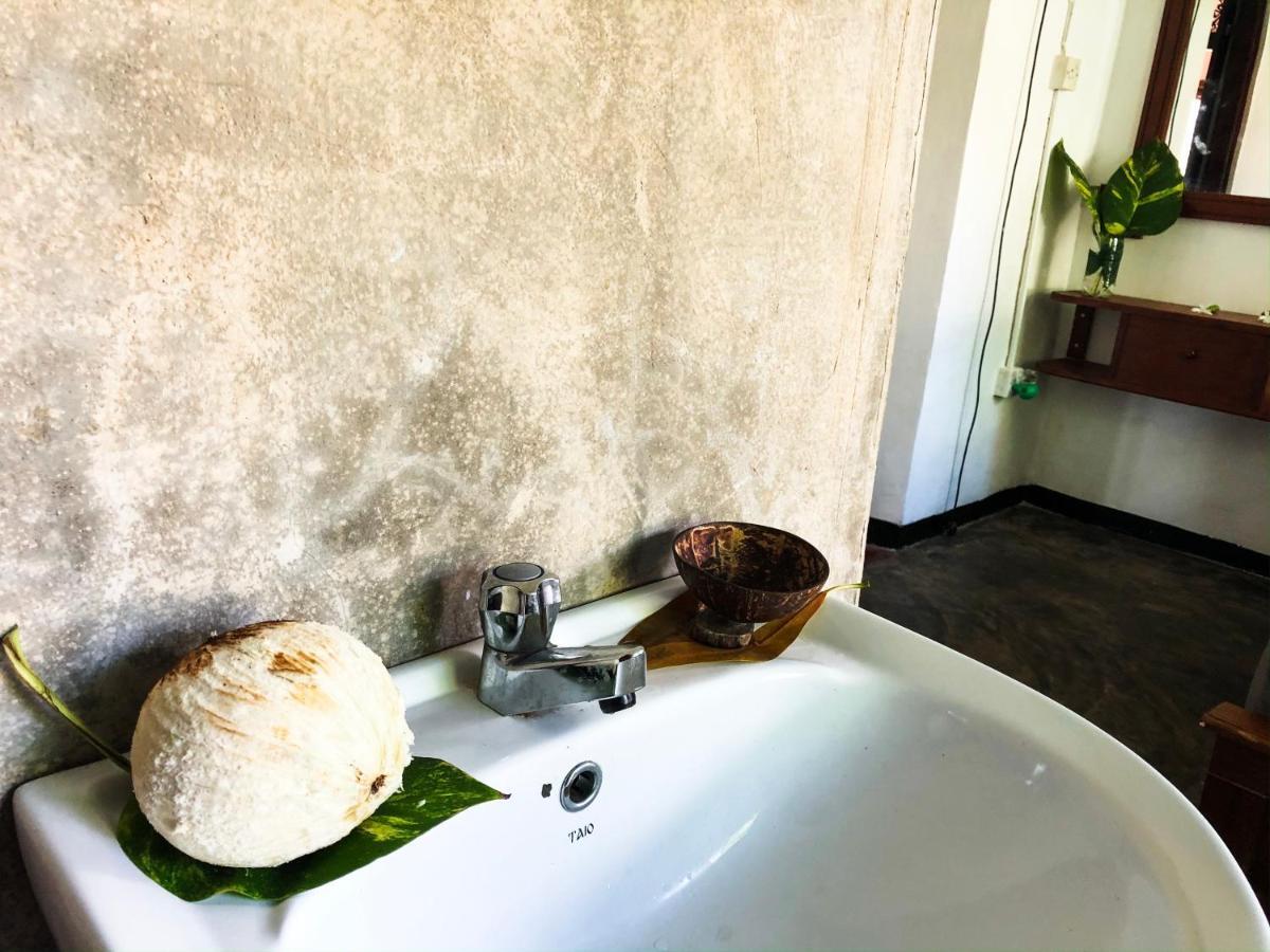 Circus Lagoon Hideaway Bed and Breakfast Dodanduwa Esterno foto