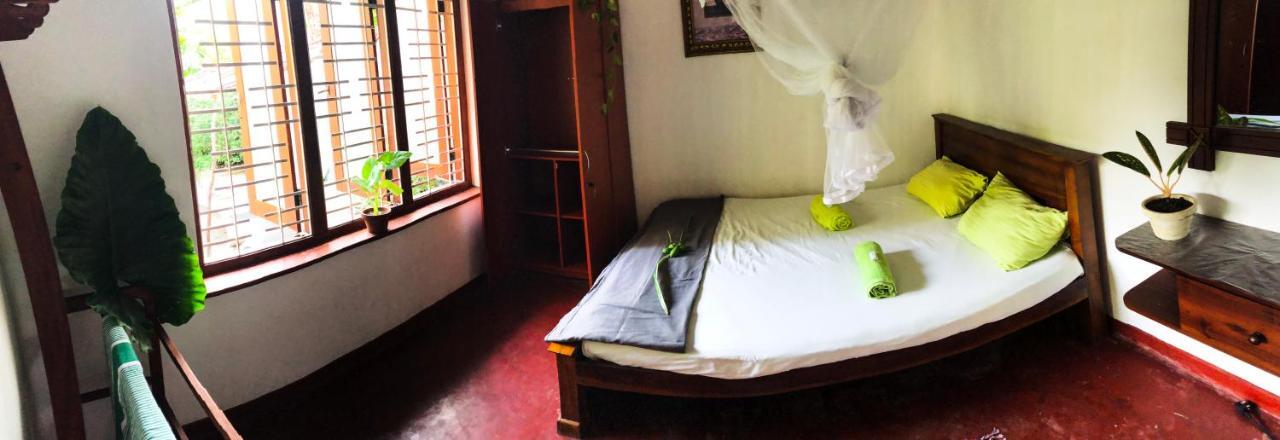 Circus Lagoon Hideaway Bed and Breakfast Dodanduwa Esterno foto