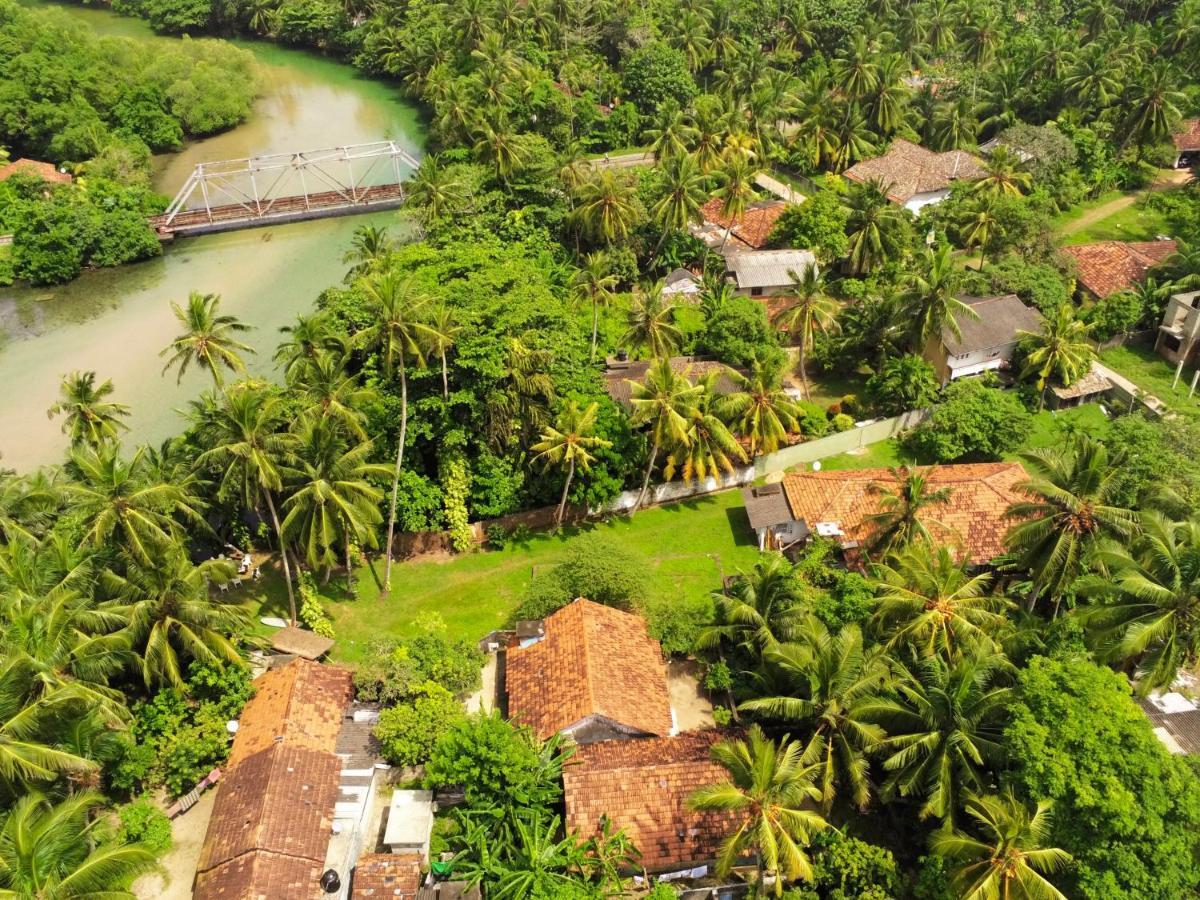 Circus Lagoon Hideaway Bed and Breakfast Dodanduwa Esterno foto
