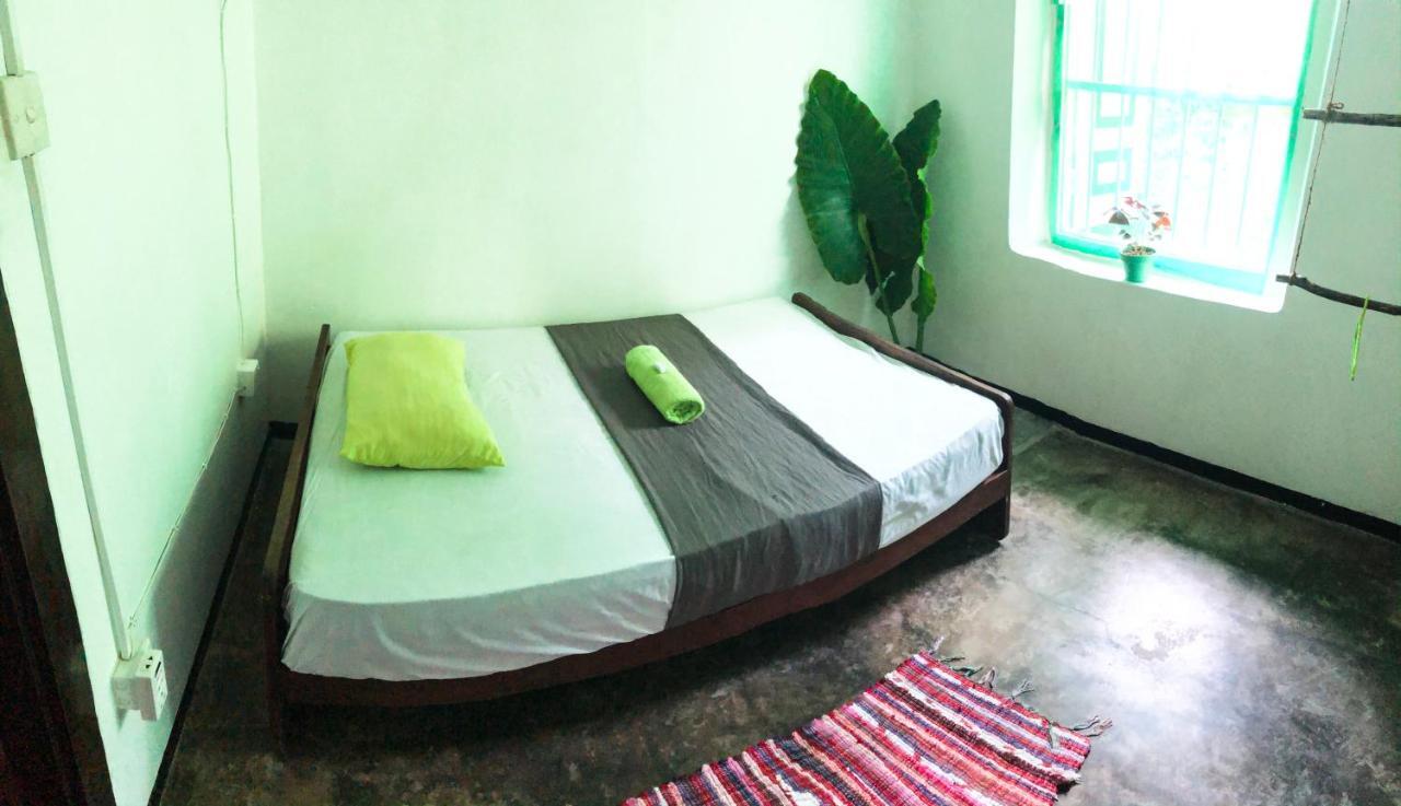 Circus Lagoon Hideaway Bed and Breakfast Dodanduwa Esterno foto